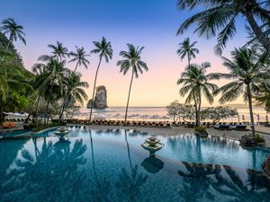 Vom Swimmingpool des Centara Grand Beach Resort & Villas Krabi haben Gäste freien Blick auf die berühmte Felsformation Ao Nang Tower vor der thailändischen Insel Vom Swimmingpool des Centara Grand Beach Resort & Villas Krabi haben Gäste freien Blick auf die berühmte Felsformation Ao Nang Tower vor der thailändischen Insel