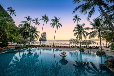 Vom Swimmingpool des Centara Grand Beach Resort & Villas Krabi haben Gäste freien Blick auf die berühmte Felsformation Ao Nang Tower vor der thailändischen Insel
