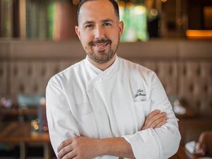 Für den Gault&Millau 2021 die „Entdeckung des Jahres im Tessin“, vom Guide Michelin erstmals mit einem Stern bedacht – Luca Bellanca vom Ristorante Meta ist einer von derzeit acht Sterneköchen im südlichsten Kanton der Schweiz Für den Gault&Millau 2021 die „Entdeckung des Jahres im Tessin“, vom Guide Michelin erstmals mit einem Stern bedacht – Luca Bellanca vom Ristorante Meta ist einer von derzeit acht Sterneköchen im südlichsten Kanton der Schweiz