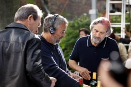 Er war einer der mächtigsten Männer der USA: Fred (Robert de Niro), einst gefürchteter Pate in New York, hat durch seine Aussagen eine ganze Reihe einflussreicher Mafiosi hinter Gitter gebracht. Nun lebt er mit seiner Frau Maggi (Michelle Pfeiffer) und den beiden Kindern Belle (Dianna Agron) und Warren (John D‘Leo) im Zeugenschutzprogramm