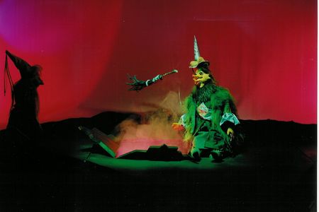 theater  in Wuppertal: Wie verhext es in Müllers Marionetten-Theater zugeht, können Klein und Groß ab dem 23. März 2013 erleben: Eine kleine Hexe treibt dort wieder richtig bunt
