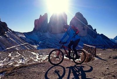 Bauer Andreas Unterfrauner vom Roter Hahn Mitglied Christlrumerhof in Bruneck kennt die besten Trails im Suedtiroler Pustertal