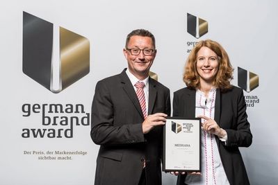 CFO Marco Getz und Anja Schimmelpfennig, Direktorin Marketing bei der Medisana AG, nehmen den German Brand Award 2018 entgegen