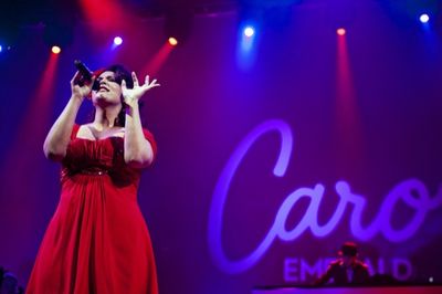 Musik Pop: Caro Emerald's Geschenk zur Weihnachtszeit - "Drum Rolls & Heart Breaks", eine liebevolle Zusammenstellung großer Interpreten der Swing-Ära