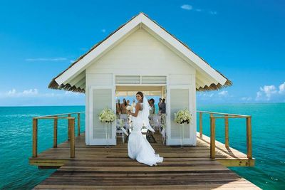 In den Sandals Resorts heiraten Gaeste barfuß am Karibikstrand, unter einem Gartenpavillon oder in einer Overwater-Kapelle