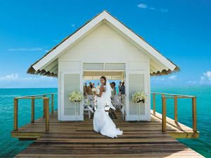 In den Sandals Resorts heiraten Gaeste barfuß am Karibikstrand, unter einem Gartenpavillon oder in einer Overwater-Kapelle In den Sandals Resorts heiraten Gaeste barfuß am Karibikstrand, unter einem Gartenpavillon oder in einer Overwater-Kapelle