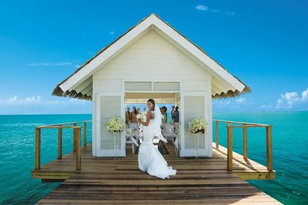 In den Sandals Resorts heiraten Gaeste barfuß am Karibikstrand, unter einem Gartenpavillon oder in einer Overwater-Kapelle