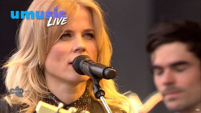 Ilse DeLange die blonde Saengerin mit strahlenden Laecheln