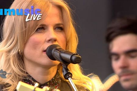 Ilse DeLange die blonde Saengerin mit strahlenden Laecheln