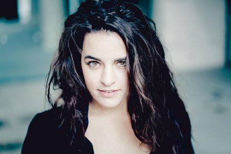 Sie gehe gerne an die Grenzen, probiere gern Dinge aus, aber man müsse vorsichtig sein mit der Stimme, sagt Sarah Aristidou