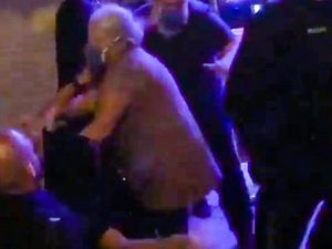 Aufnahmen zeigen den Polizeieinsatz in Augsburg gegen die Widerstandskaempferinnen Aufnahmen zeigen den Polizeieinsatz in Augsburg gegen die Widerstandskaempferinnen