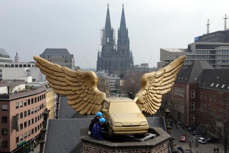Der "Goldene Vogel" sicher auf dem Treppenturm des Kölnischen Stadtmuseums gelandet Fotos: (c) Ford-Werke GmbH