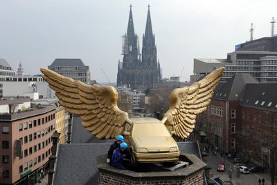 Der "Goldene Vogel" sicher auf dem Treppenturm des Kölnischen Stadtmuseums gelandet Fotos: (c) Ford-Werke GmbH