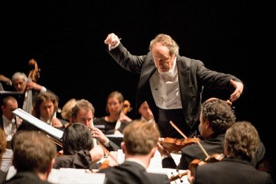 Konzert Klassik: 3. Meisterkonzert Wiesbaden 2012/13 der Brüsseler Philharmoniker in Wiesbaden - Solist des Abends ist Herbert Schuch