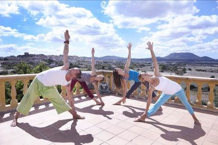 Viel Himmel, Ruhe und Weitblick, bei Outdoor-Yoga auf Indigourlaubs mallorquinischer Finca erleben Gaeste Streicheleinheiten für die Seele