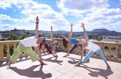 Viel Himmel, Ruhe und Weitblick, bei Outdoor-Yoga auf Indigourlaubs mallorquinischer Finca erleben Gaeste Streicheleinheiten für die Seele
