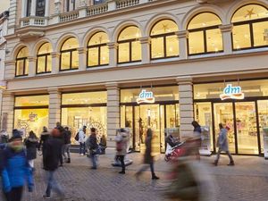 Die Drogerie dm liefert wie Amazon binnen vier Stunden online bestellte Ware in ihre Laeden zumindest in Muenchen Die Drogerie dm liefert wie Amazon binnen vier Stunden online bestellte Ware in ihre Laeden zumindest in Muenchen