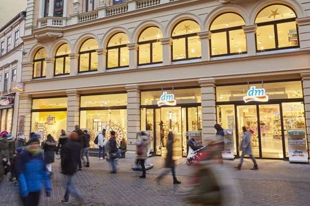 Die Drogerie dm liefert wie Amazon binnen vier Stunden online bestellte Ware in ihre Laeden  zumindest in Muenchen