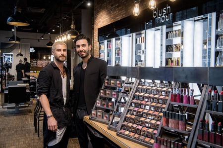 Stéfan Illenseer und Tolga Guener, Gruender und Inhaber von blush hour, bringen jetzt ihre erste eigene Kosmetiklinie unter dem Namen blush hour cosmetics