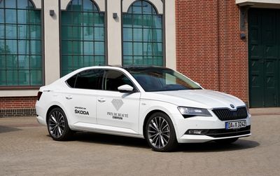 SKODA chauffiert die Gaeste zur Verleihung des COSMOPOLITAN Prix de Beauté.