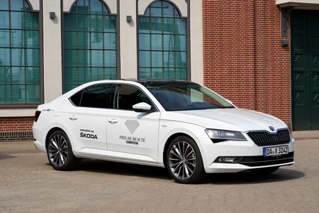 SKODA chauffiert die Gaeste zur Verleihung des COSMOPOLITAN Prix de Beauté.