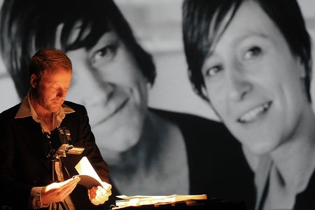 Theater in Dresden: BILDER LERNEN LAUFEN, INDEM MAN SIE HERUMTRÄGT - Daumenkinographie am 13.3.2013 im Socieaetstheater
