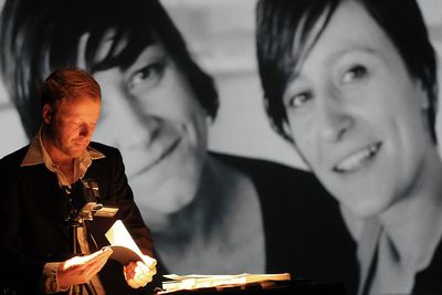 Theater in Dresden: BILDER LERNEN LAUFEN, INDEM MAN SIE HERUMTRÄGT - Daumenkinographie am 13.3.2013 im Socieaetstheater