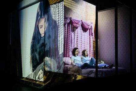 Theaterstueck Vereinte Nationen - Thema mediale Selbstinszenierung