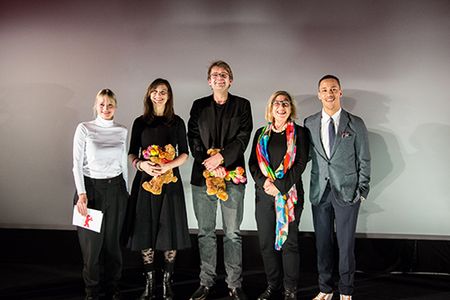 Die Gewinner-innen der Kompagnon-Foerderpreise Ana-Felicia Scutelnicu und Julian Pörksen mit der Jury