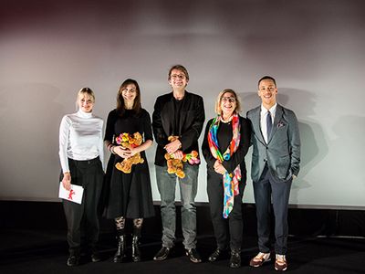 Die Gewinner-innen der Kompagnon-Foerderpreise Ana-Felicia Scutelnicu und Julian Pörksen mit der Jury