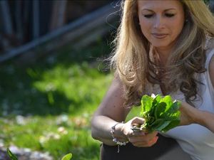 Wer beim Roter Hahn Mitglied Bacherhof in Nals Urlaub macht, erlebt mit Baeuerin Jutta Tappeiner, was sich alles aus Kraeutern herstellen laesst Wer beim Roter Hahn Mitglied Bacherhof in Nals Urlaub macht, erlebt mit Baeuerin Jutta Tappeiner, was sich alles aus Kraeutern herstellen laesst