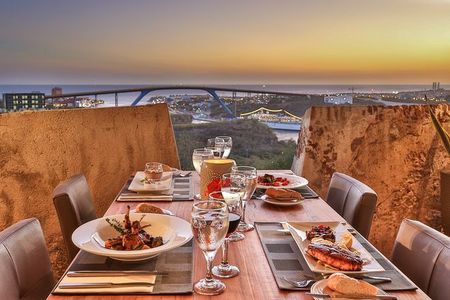 Heute beherbergt das historische Fort Nassau auf Curacao ein Restaurant, das man am besten zum Dinner besucht