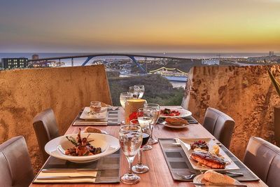 Heute beherbergt das historische Fort Nassau auf Curacao ein Restaurant, das man am besten zum Dinner besucht