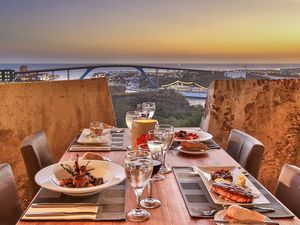 Heute beherbergt das historische Fort Nassau auf Curacao ein Restaurant, das man am besten zum Dinner besucht Heute beherbergt das historische Fort Nassau auf Curacao ein Restaurant, das man am besten zum Dinner besucht