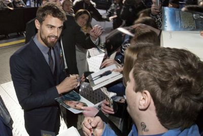 Theo James gibt Autogramme