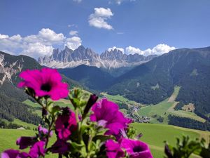Den Blick auf die Südtiroler Geislerspitzen genießen Gäste des „Roter Hahn“-Mitglieds Proderhof schon bei der Ankunft in Villnöss