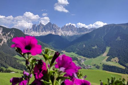 Den Blick auf die Südtiroler Geislerspitzen genießen Gäste des „Roter Hahn“-Mitglieds Proderhof schon bei der Ankunft in Villnöss