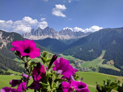 Den Blick auf die Südtiroler Geislerspitzen genießen Gäste des „Roter Hahn“-Mitglieds Proderhof schon bei der Ankunft in Villnöss