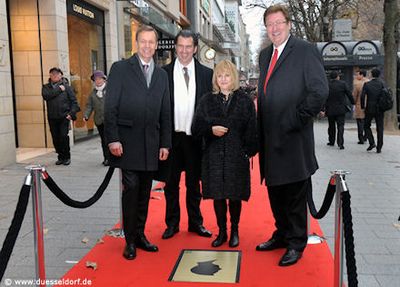 Jens Martin Schwärzler, Philipp Welte, Patricia Riekel und Oberbürgermeister Dirk Elbers auf dem dem "Schwarzkopf Walk of BAMBI" auf der Königsallee.