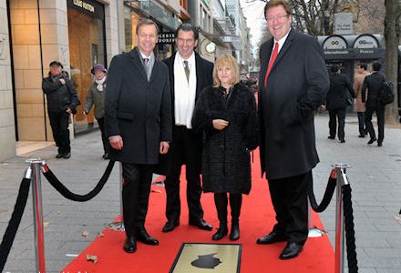 Jens Martin Schwärzler, Philipp Welte, Patricia Riekel und Oberbürgermeister Dirk Elbers auf dem dem "Schwarzkopf Walk of BAMBI" auf der Königsallee.