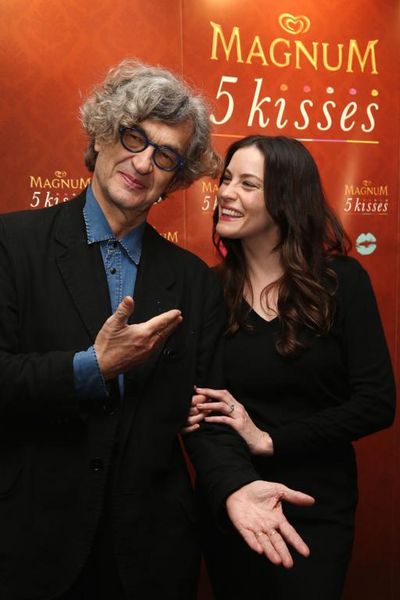Liv Tyler und Wim Wender feiern gutgelaunt ihre Filmpremiere von Magnum 5 Kisses