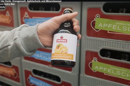 Kein Alkohol in WPP-Agenturen. Wir helfen Getarnt als Apfelschorle, Orangensaft, Mineralwasser belieferte die Brauerei Astra die Agenturen mit - klar! - Bier
