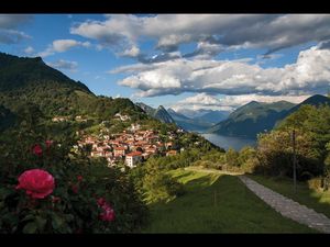 Wie gemalt schmiegt sich das Kuenstlerdorf Brè in den gleichnamigen Hausberg von Lugano im Tessin in der Schweiz Wie gemalt schmiegt sich das Kuenstlerdorf Brè in den gleichnamigen Hausberg von Lugano im Tessin in der Schweiz