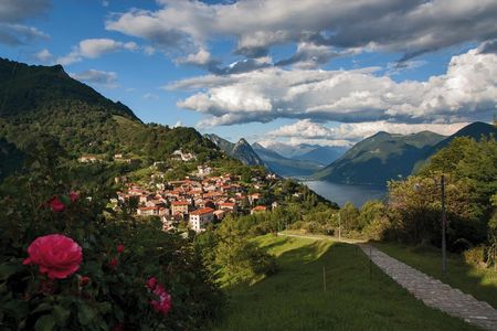 Wie gemalt schmiegt sich das Kuenstlerdorf Brè in den gleichnamigen Hausberg von Lugano im Tessin in der Schweiz