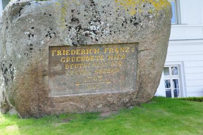 Gedenkstein für den Gründer von Heiligendamm.