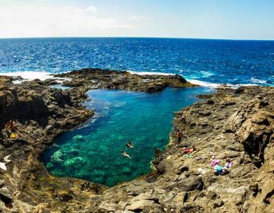 Zwischen rauen Felsen liegen die Naturpools Los Charcones de Janubio an der Suedwestküste Lanzarotes