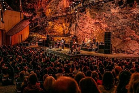 Bühne im Fels: Die imposante Geierwally Freilichtbühne am Eingang zur Bernhardstalschlucht bei Elbigenalp feiert 2023 ihr 30-jähriges Jubiläum als kulturelles Zentrum des Tiroler Lechtals