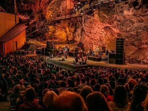 Bühne im Fels: Die imposante Geierwally Freilichtbühne am Eingang zur Bernhardstalschlucht bei Elbigenalp feiert 2023 ihr 30-jähriges Jubiläum als kulturelles Zentrum des Tiroler Lechtals Bühne im Fels: Die imposante Geierwally Freilichtbühne am Eingang zur Bernhardstalschlucht bei Elbigenalp feiert 2023 ihr 30-jähriges Jubiläum als kulturelles Zentrum des Tiroler Lechtals
