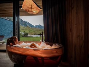 Sowohl die heimische Badewanne als auch die Panoramabadewannen im Tiroler Hotel Jungbrunn, Tannheimer Tal laden zu entspannten Momenten ein