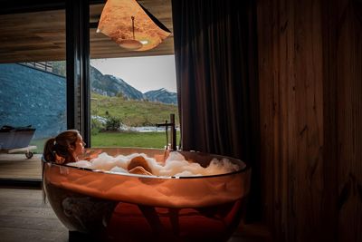 Sowohl die heimische Badewanne als auch die Panoramabadewannen im Tiroler Hotel Jungbrunn, Tannheimer Tal laden zu entspannten Momenten ein